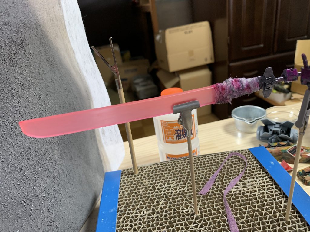 当初は長巻を作る予定だったのですが、アクリル板の加工が難しく大太刀にしました。
紫外線発光素材なので、ブラックライトをあてるとよく光ります。