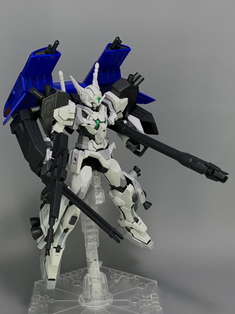 『アストレアB【フォーミュラAD混成装備】』
F90のAとD装備を混成した形態。高い機動性で動き回り、多彩な火器を使い分けて戦う。武装の弾種が豊富なため、敵の防御兵装に合わせた攻撃が可能である。