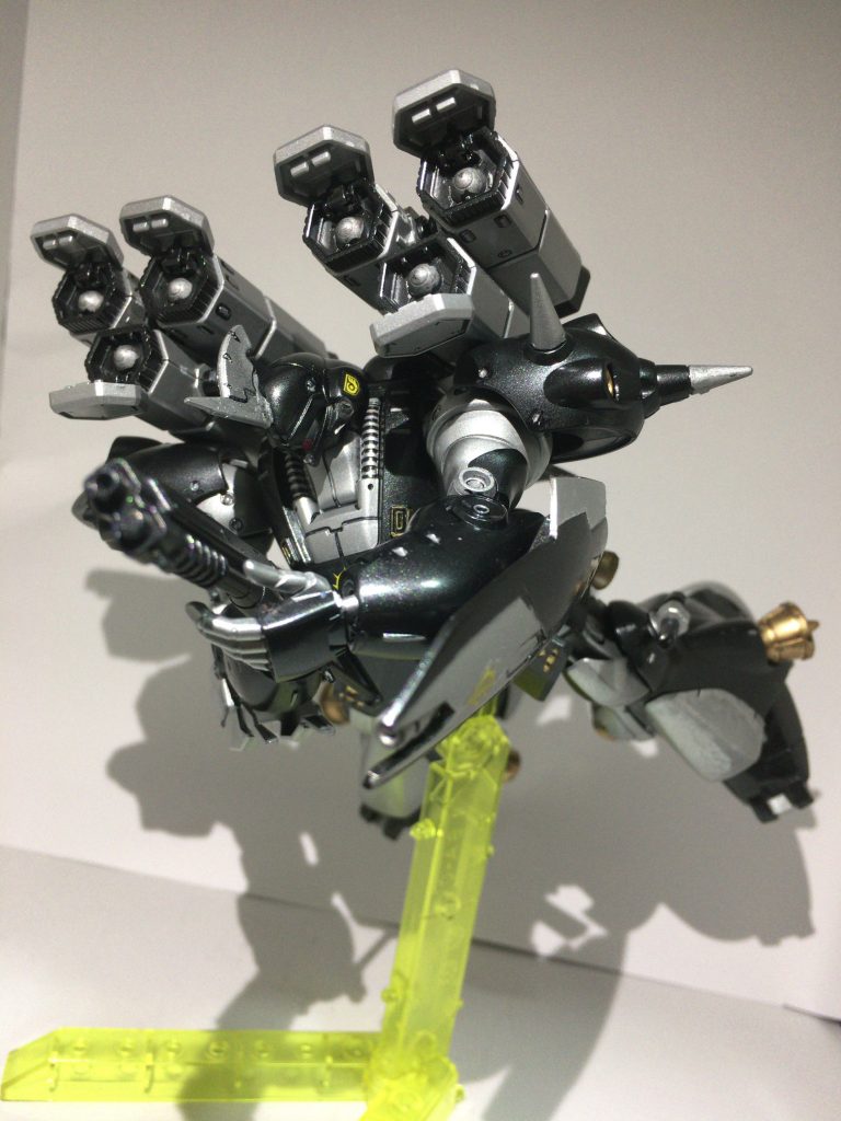 ケンプファーと言えば、低空飛行での突進。これがやってみたかった。
突進しながらのミサイル全弾発射。拠点制圧をするイメージです。
シールドは磁石を埋め込み、簡単に脱着できるようにしました。