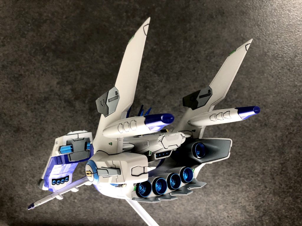 スラスター、バーニア系は本体サブカラー(フィニッシャーズのブルーパープル)に合わせてガンダムマーカーのメタリックブルーで塗装しました。