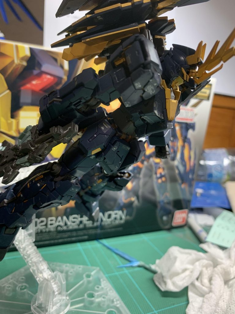 塗装した箇所としては外装のゴールド部、サイコフレーム、サーベルとジュッテに関しては初めてグラデーション塗装を施しました。