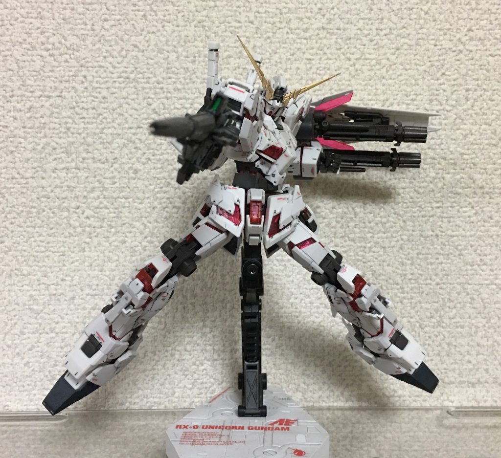 シールド部分のように両面から見えるサイコフレーム以外は少しでも光を拾うように裏からシルバーを塗装しています。
写真ではあまりわかりませんが……