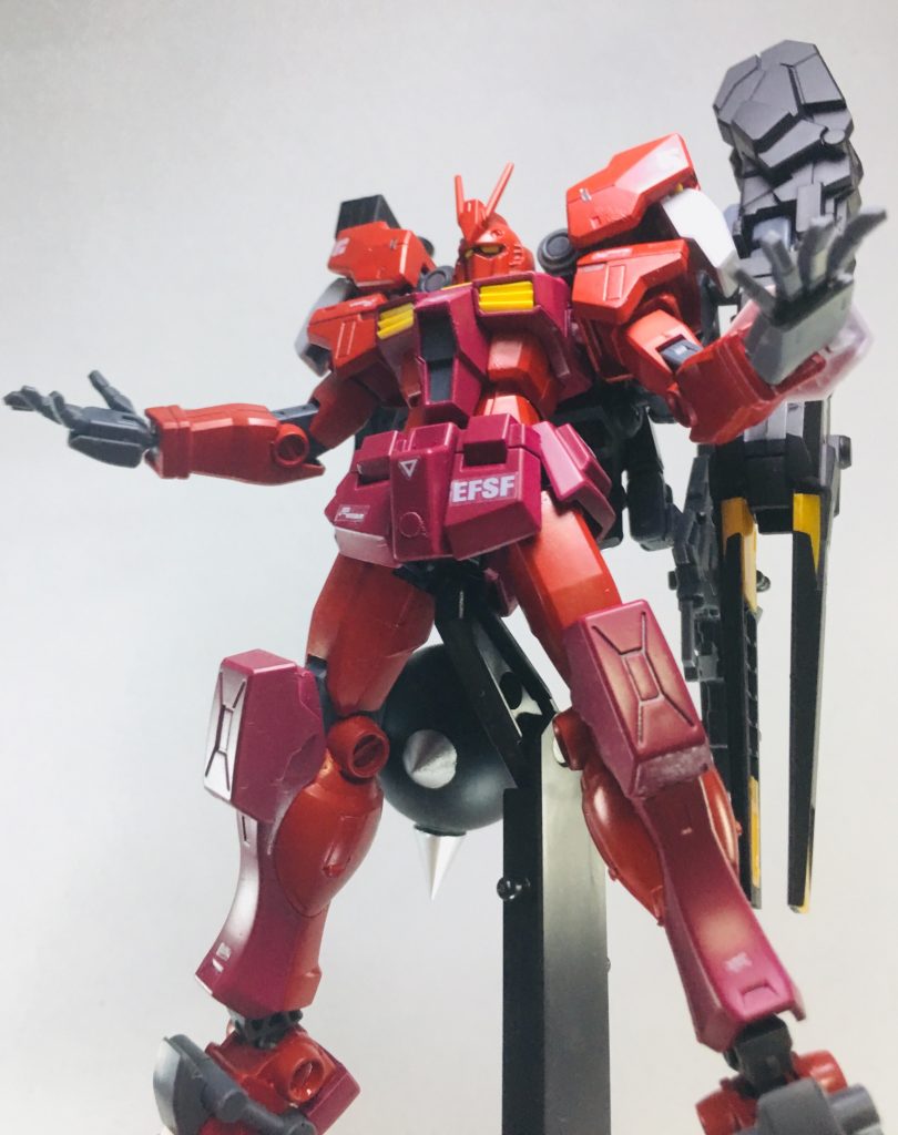 最後は右側からの煽りで!
以上です。
塗装はタミヤのイタリアンレッド。
あと濃い部分はシャアレッドです。
初めての全塗装でしたが、なかなか楽しかったです。
レッドウォーリアはほんとカッコ良いなーとなりますね。
でよりパーフェクトな感じの追加装甲をつけたバージョンもあるのですが
それはまた別の記事で!
では最後まで見ていただきありがとうございました!
い、一応、連邦の機体だよね!?