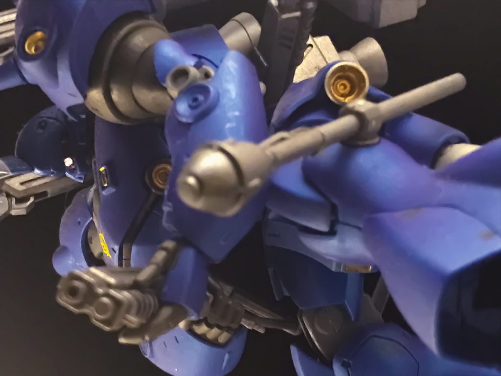 モノアイが光って見えるのは編集ではなく、ビーズを接着して反射するようにしています。