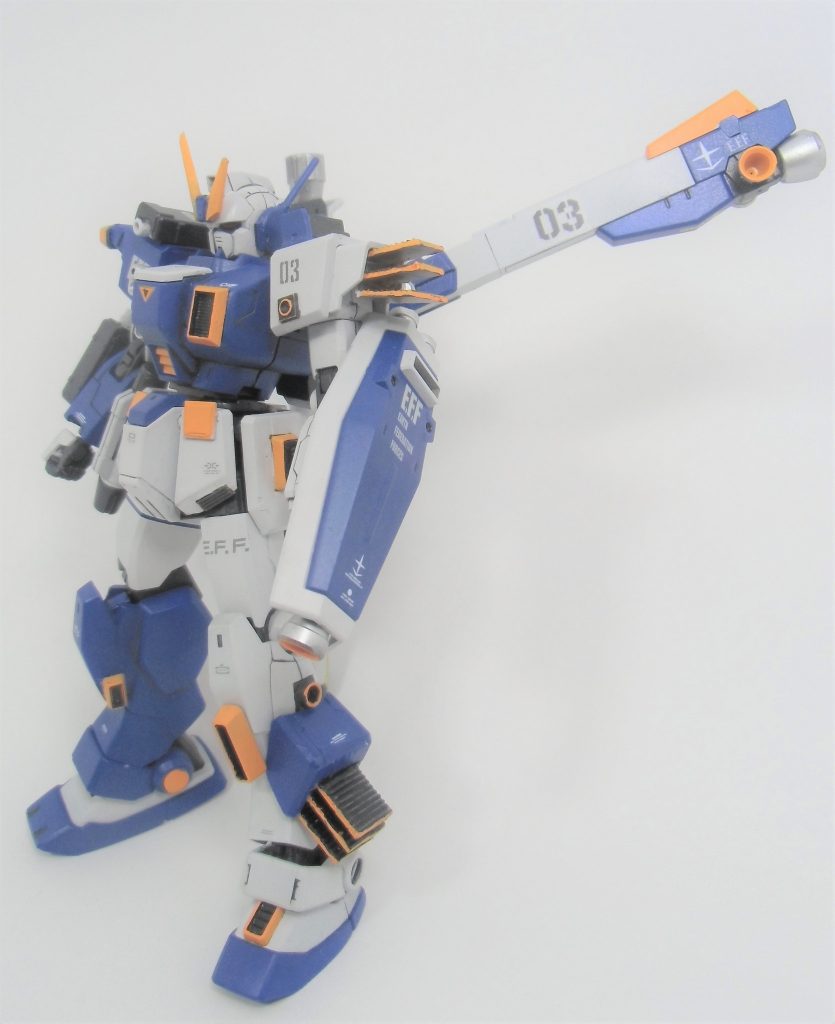 機体の左側です。EXAMシステムによる自動操縦で回避と防御を担当します。

オーバーヒートを防ぐため、各部に排熱口を設け、肩と脚部に放熱板を付けています。

また、左半身には火器は一切装備せず、暴走時に落ちている武器を拾って僚機に攻撃する危険性も考え、
左手は外してあります。