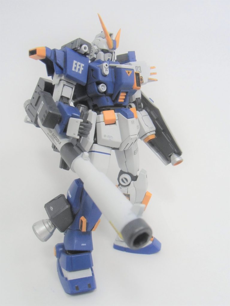 機体の右側です。こちらはパイロットによる攻撃担当となります。
ブルーディスティニーの内臓火器に加え、武装を色々と増設しています。