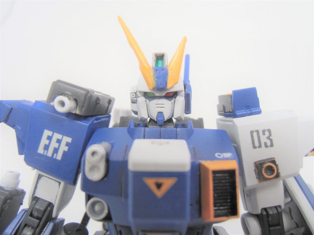 眼が奥まってしまって目立たないのですが、EXAM担当の左側の目は赤、
パイロット担当の右側の目は緑のオッドアイになっています。