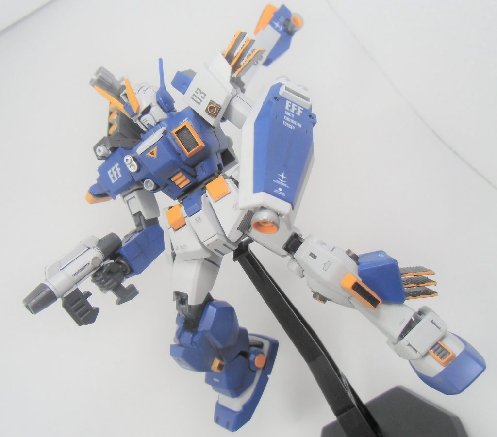 携帯武器としてビームスプレーガンを装備。ネオジム磁石でサイドアーマーに取り付け可能にしました