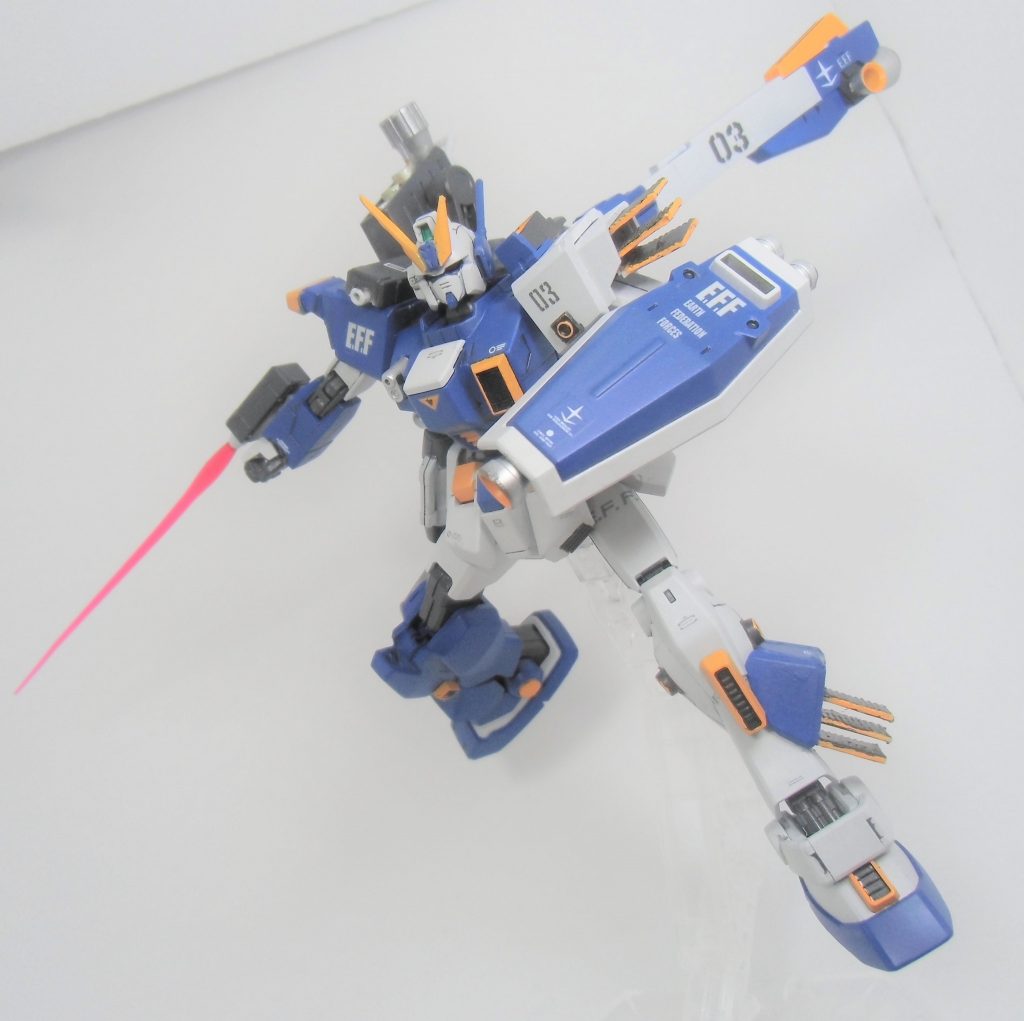 右腕部にはビームサーベルを装備しており、近接戦の際に使用します。