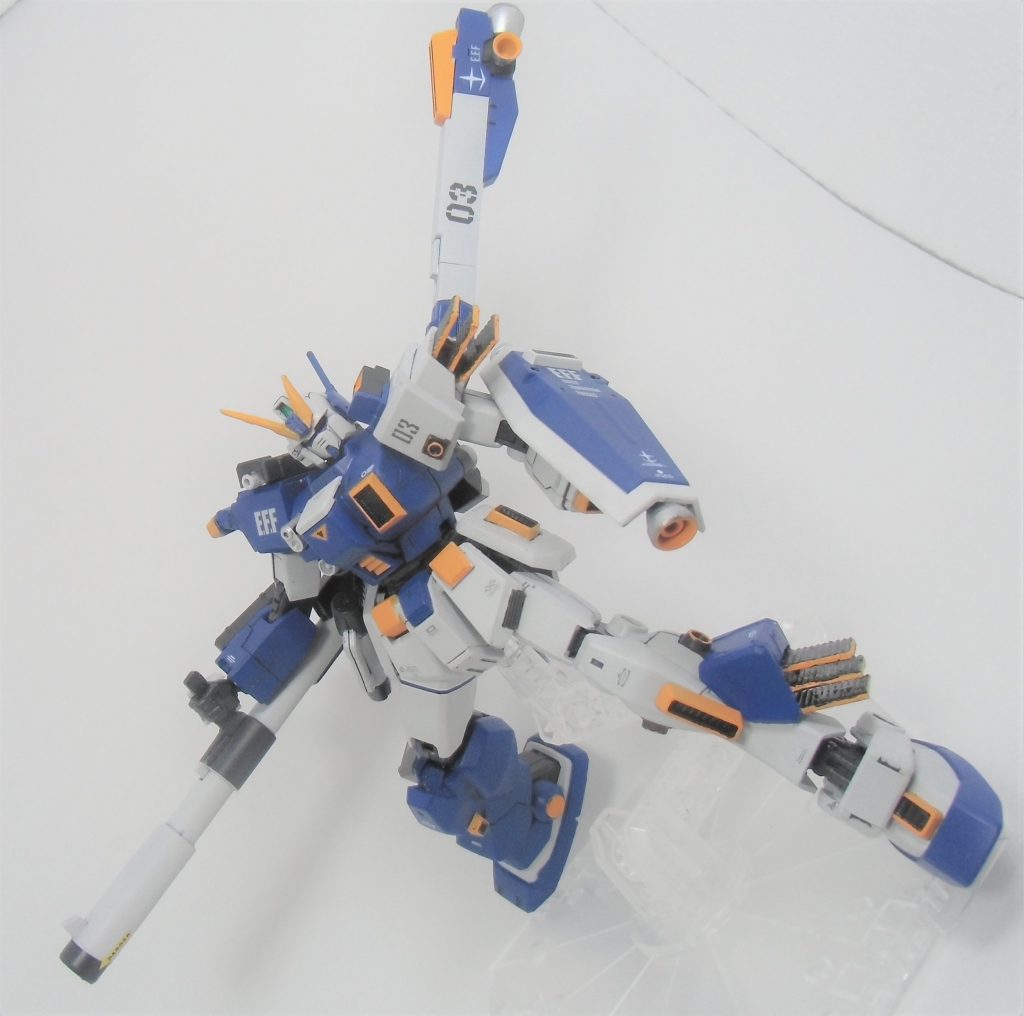 この機体の最高火力は、背面に装備したハイパーバズーカです。
RX-78-2のハイパーバズーカをベースにしたものを使用しています。