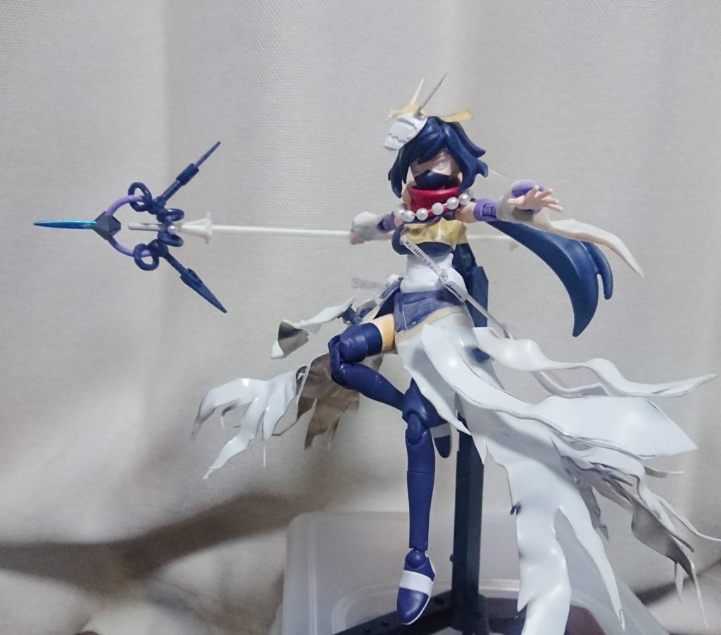 衣装をパテとプラ板で加工します。