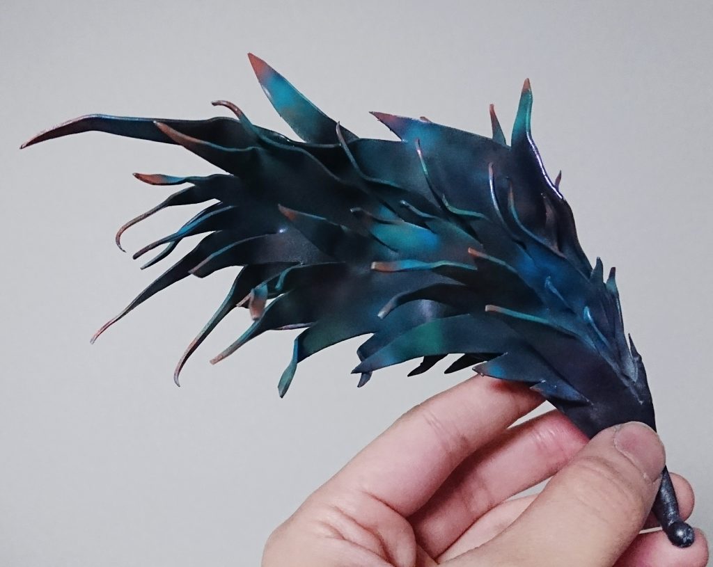 羽は青、緑、オレンジ色のグラデーションです。