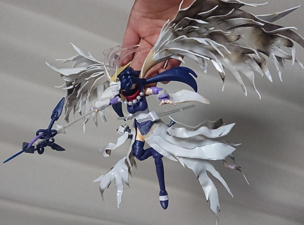 翼のプラ板を熱で曲げて加工します。