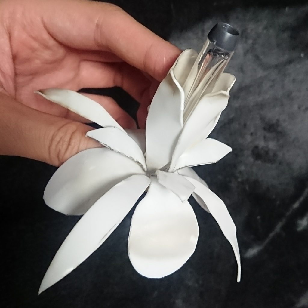 アヤメの花型ファンネルを2個作製します。