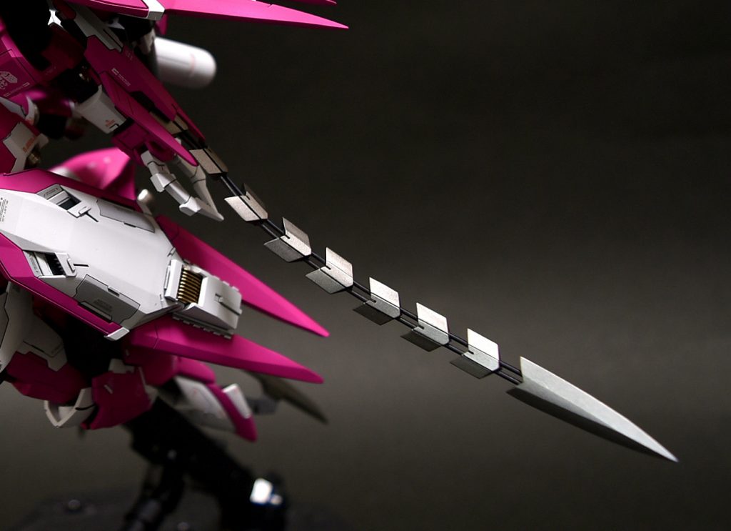 通常時は1mmの真鍮線を入れて固定。展開時はハイキューパーツ1mmスプリングにへヴィウェポンユニット14に付属していたワイヤーを通して表情付け。