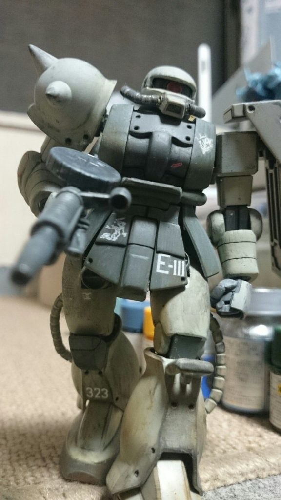 地上攻撃軍所属クラウス曹長機。
地上での対装甲車両戦を経験した部隊独自の改修により、各部に増加装甲を装備。
S-マインの死角である機体真下からコックピットハッチを狙撃された前例があることから、この部隊では腹部サプライヤーケーブル基部に下方面向きの小さな防弾板を備えている。