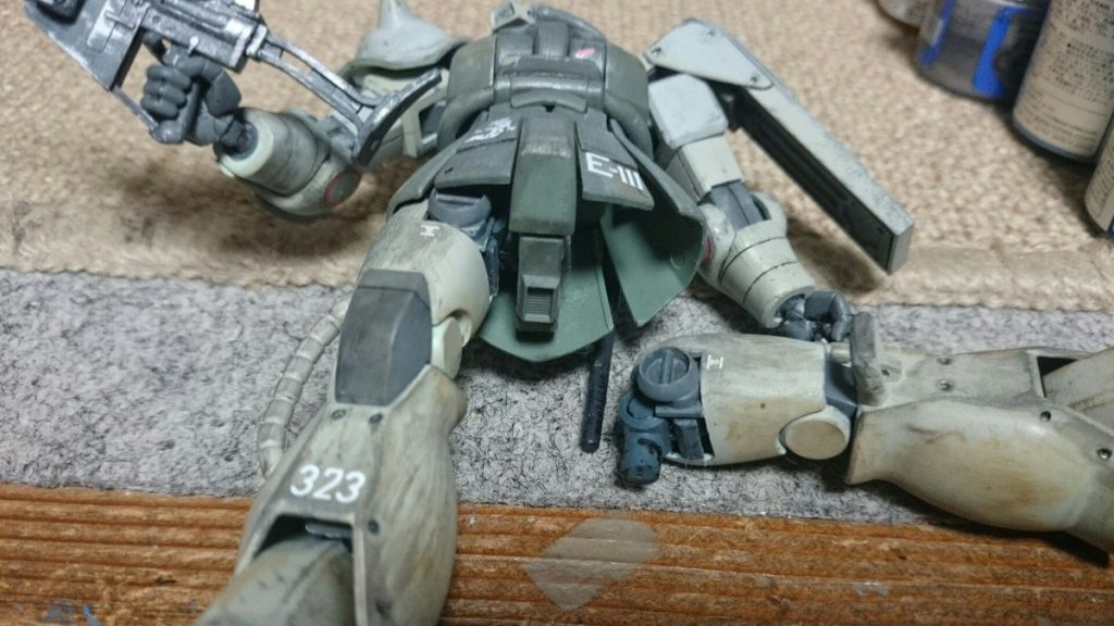 旧HGUCです。
股関節は古いボールジョイントが些か不安だったのでWAVEのパーツを使って近年のガンプラのようなXYジョイントを製作しました。重力戦線のザクの太もものフレームがチラ見しているのが印象に残っているのでそれを意識してレイアウト。
丸モールドを補強と関節隠しのために張り付け。