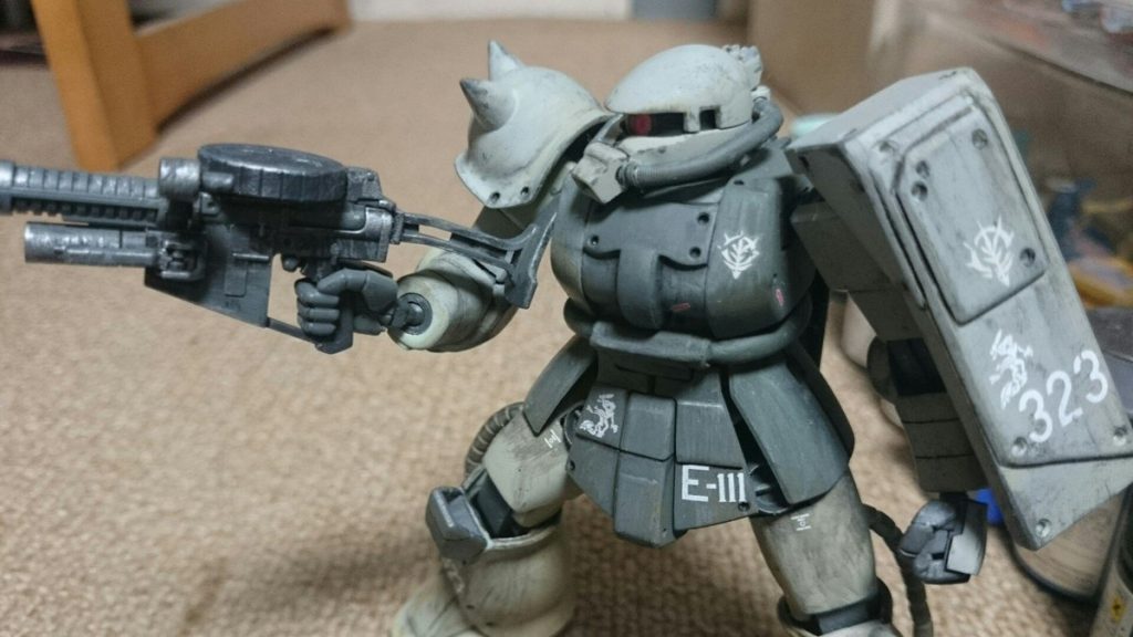 ザクマシンガンはシステムウェポンです。レシーバーはMMP-78タイプですがストックはこちらのほうが好みで。
デカールはヒルドルブ付属の物とドラゴソのドイツ軍戦車プラモ用の車両番号と部隊章を貼っています。