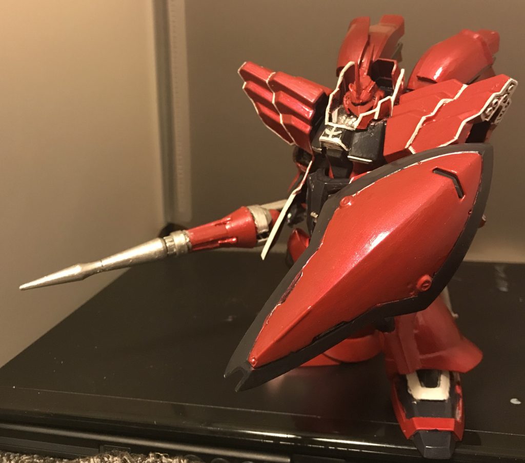 ランスを構えて。可動範囲は腰のボールジョイントに変えた以外はキットのままなのであまり動きません。