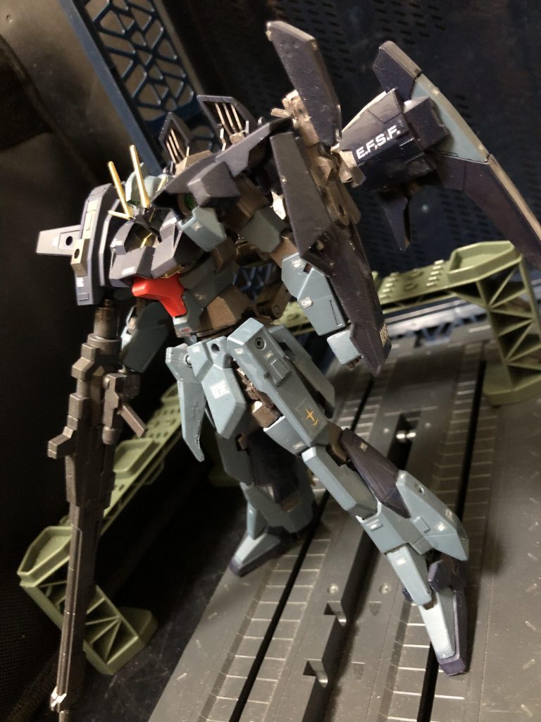 じゃあ解説から。
「ライトニングカスタム フルバーニアン」
ライトニングカスタムの通常装備ではバックパックの両側はウイングバインダーとなっており、これは主にWR時の空力性能を重視したものであり、当然可変後の大気圏内飛行を可能としていた。