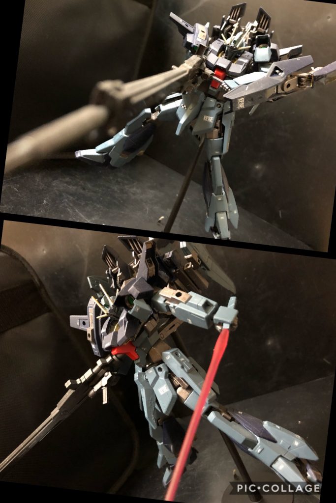 ただまあ、可変機になった時のシルエットというか、機構はあんまり好きでないので、(バックパックを外して全面にくっ付ける。本体はあまり可変せず。縦に長ーーい!)前々から試したかった、別の可変方法を実装してみたわけです。
きっかけはリ・ガズィ カスタムがMGで(しかもバンダイプレミアム)で発売された事だったりします。リ・ガズィの可変機が出るなら、ライトニングの可変機も出さねば!という事ですね。