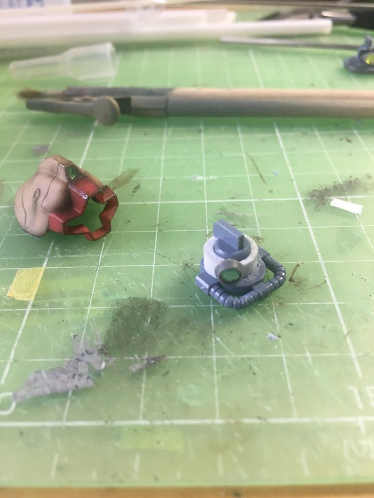 プラ板をロールケーキのように巻いてモノアイ  レールに。お面のような顔はくり抜きました。