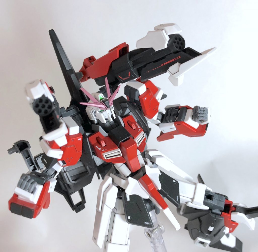 《メガキャノン》
肩越しにレイアウトされているビームガトリング。射角が広く連射できるため取り回しが良く、格闘戦で切り結んでいる最中に至近距離から掃射することも