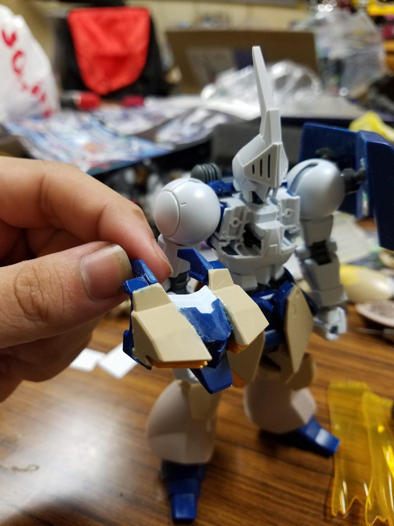 胴体はガルバルディリベイクのとギャンスロットの胴体パーツを両者切り刻んでくっつけました。スカスカになった部分は後でパテで埋めるゴリ押しスタイルです