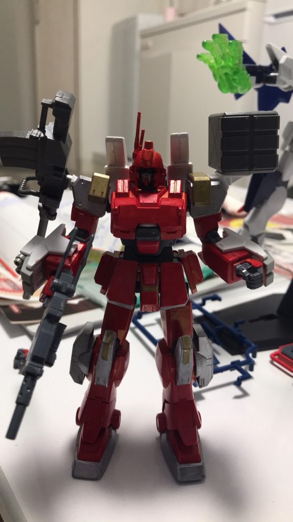 ランナーごと塗装したので最初から赤塗りだが
製作途中はこんな感じ。この時の頭部パーツは
まだEZ-8のヘルメットにしようか模索していた。