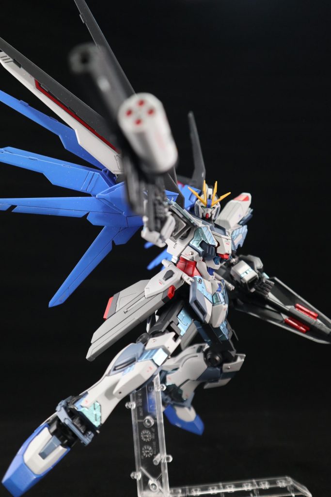 ライフル。 カメラ設定でボケてますが、最大の失敗。 色々切り貼りしてる最中、瞬着のふたが閉まってると思いどかそうと持ち上げたら空いてて、ライフルにブチまけてしまいました(´༎ຶོρ༎ຶོ`) 1日かけてリカバリしてもなんだかなぁと、貼ってごまかすことにしました。下、ZZⅡのビーム砲。サイド、バンシィノルンのリボルビングランチャー（あってる？）の予備。