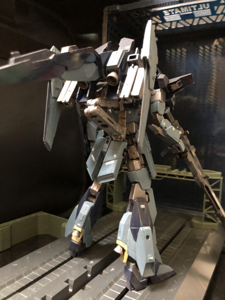 リ・ガズィをベースとしながらも全身に渡って原型を留めない程の大幅な改造が成されている。
両肩にリゼルと同系の高性能センサーを装備しており、これを用いた遠距離射撃を主観に置いたカスタマイズが施されているのが特徴。