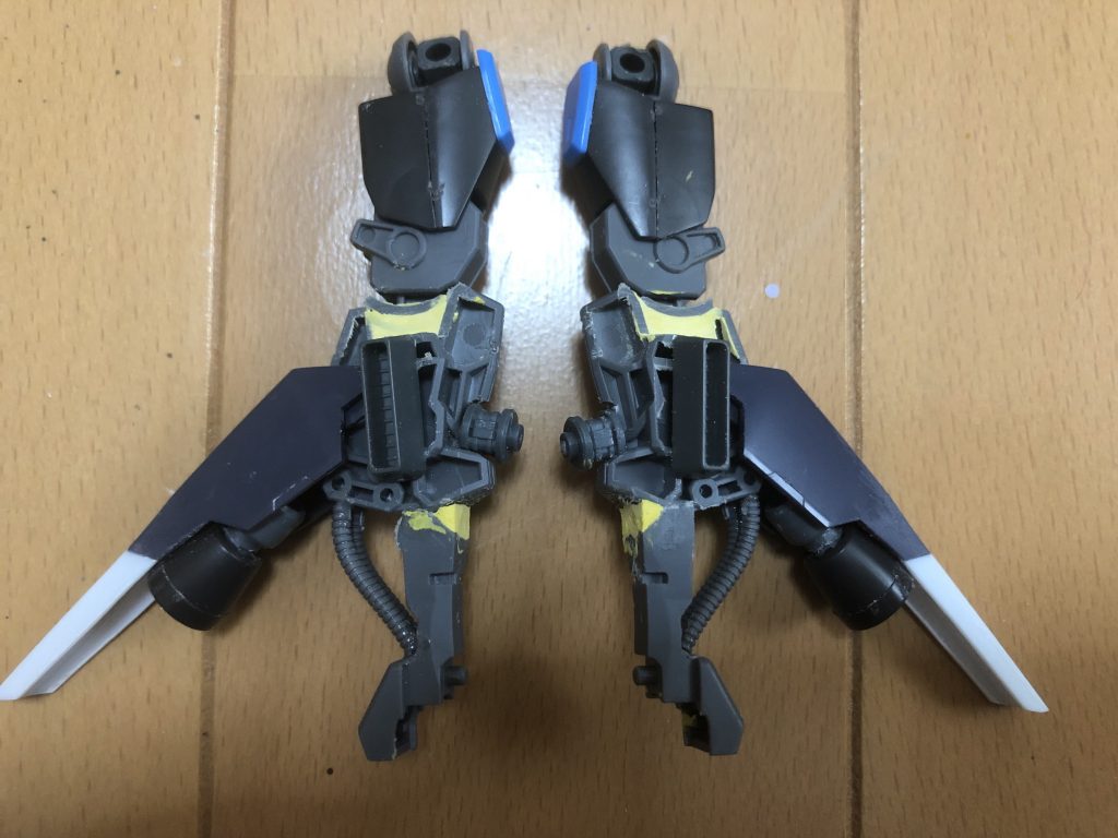 今回の核と言える、アインの脚部
ミキシング、写真の通りアインの
フレームをヴィダールフレームで
挟み込んで対応してます。
結果、ノーマルの脚部よりも
約8mmほど延長になりました。
脚だけ8ミリも伸びると前記の通り
全体バランスが壊れる為他のパーツも
手を加えています