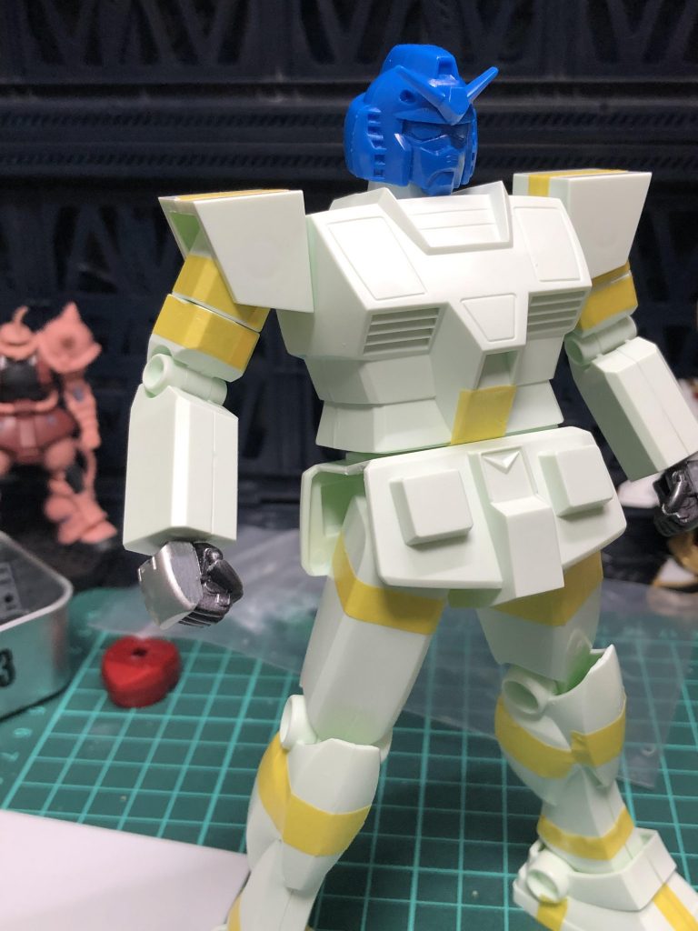 頭部は武者カゲガンダムに付属している「ガンダマン」の頭部を使用しています。そのままではアンテナが短いので、後からパーフェクトガンダム本体の方のアンテナに交換しています。頭部のイメージに合わせて、首も少し太らせています。イメージは「せごどん」のような力強い武士です！