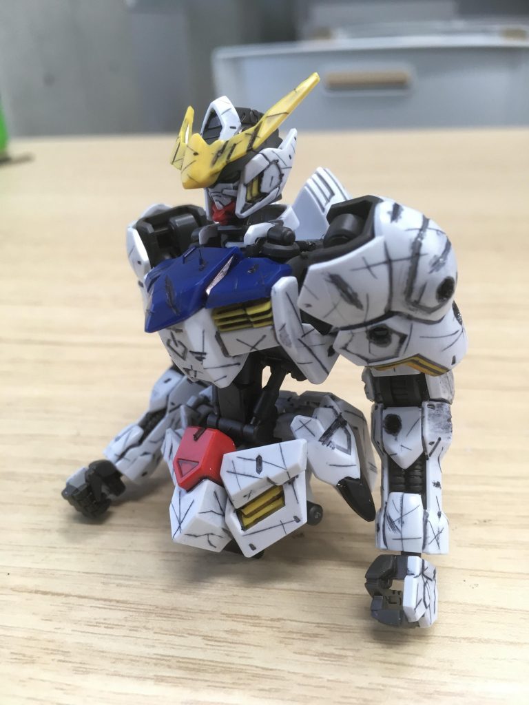 肩やコックピット周辺は攻撃を受けやすいので、大きな傷を付けました。デザインナイフとヤスリで傷の大小をコントロールしながら付けていきました。