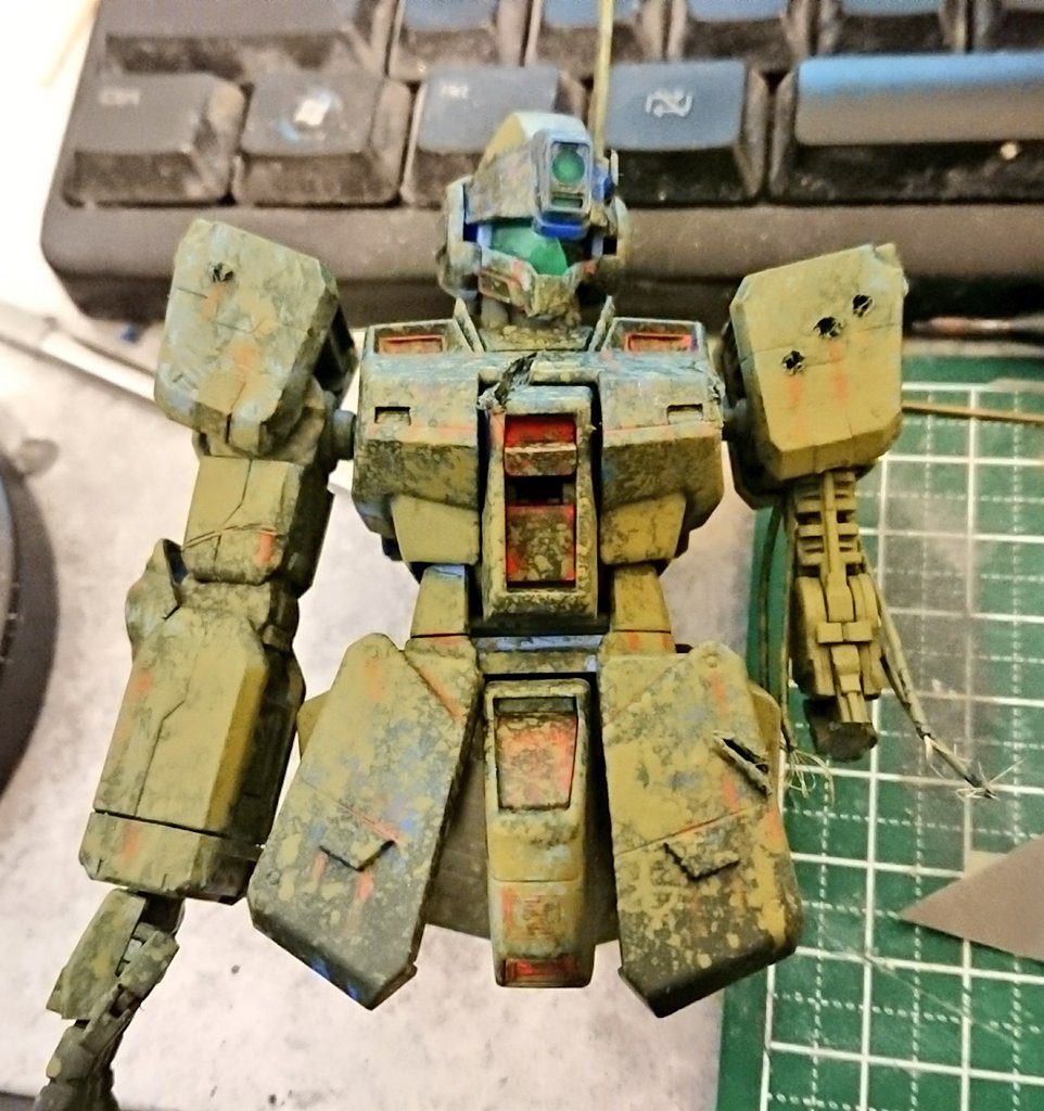 どうせ沈めるから足はつくってません
ガイアノーツの風蒼が水色部、おなじくコバルトブルーが青部
アンテナはMSアンテナ（だっけ？）を2つ接着
ウェザリングはアモバイミグヒメネスのスライミーグライムダークとスライミーグライムライト（ヨドバシで買えます）
サビ部分はガイアノーツの赤錆（エナメル）
バイザーは割りました（左右逆にしとけば写真映えした）
ケーブルは適当なリード線（タミヤの）