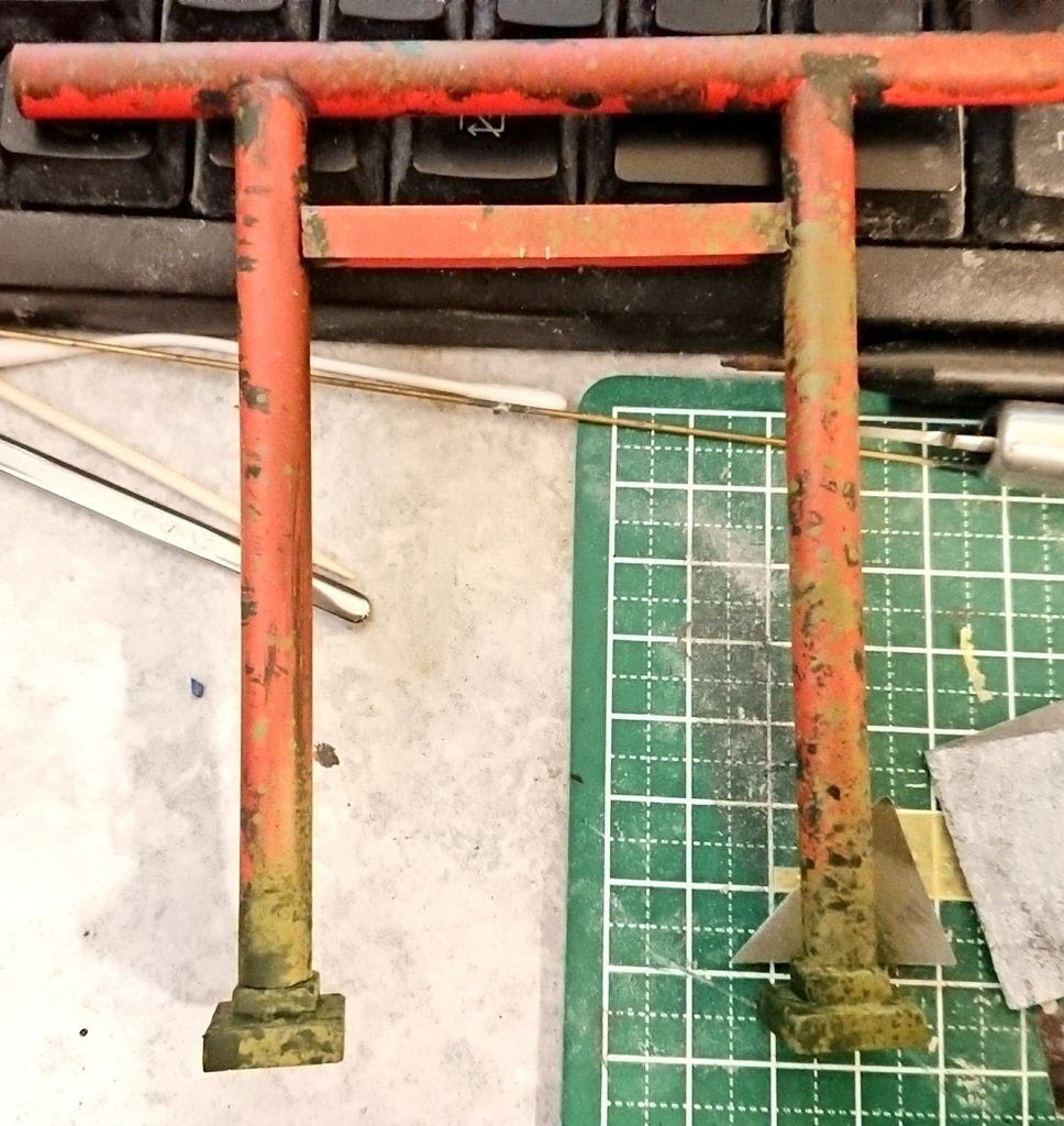 適当なプラパイプ（8mm）とかで構成した鳥居
靖国神社などで使われている形で、朱は模型映えで
ウェザリングは同上
