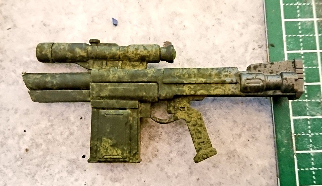 付属のマシンガンを切ったり貼ったりラジバンダリしてデッチアップした新型ビームスナイパーライフル
L-9ビームライフルをイメージ、どうせ沈めるので途中でカット