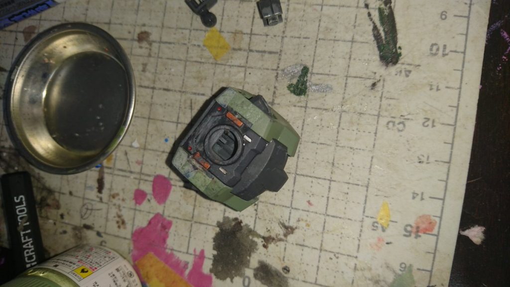 これは艶消しまで吹いたあとに溶剤に飛び込んだ胴体君