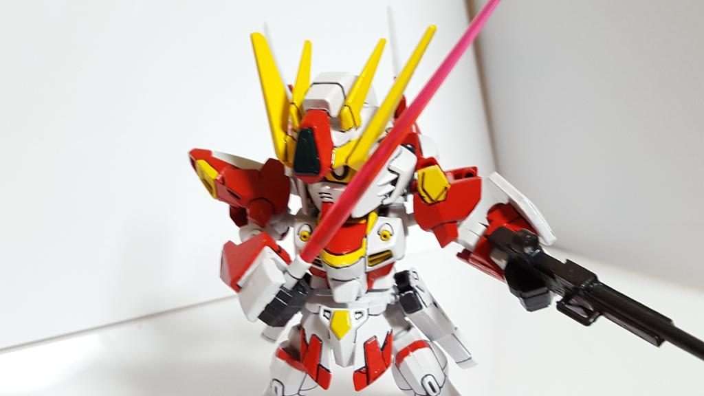 ライフルにはビームサーベルが備え付け。