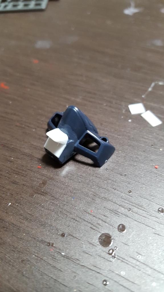 胸部:でっぱりの白いのはシスクードの足のパーツです