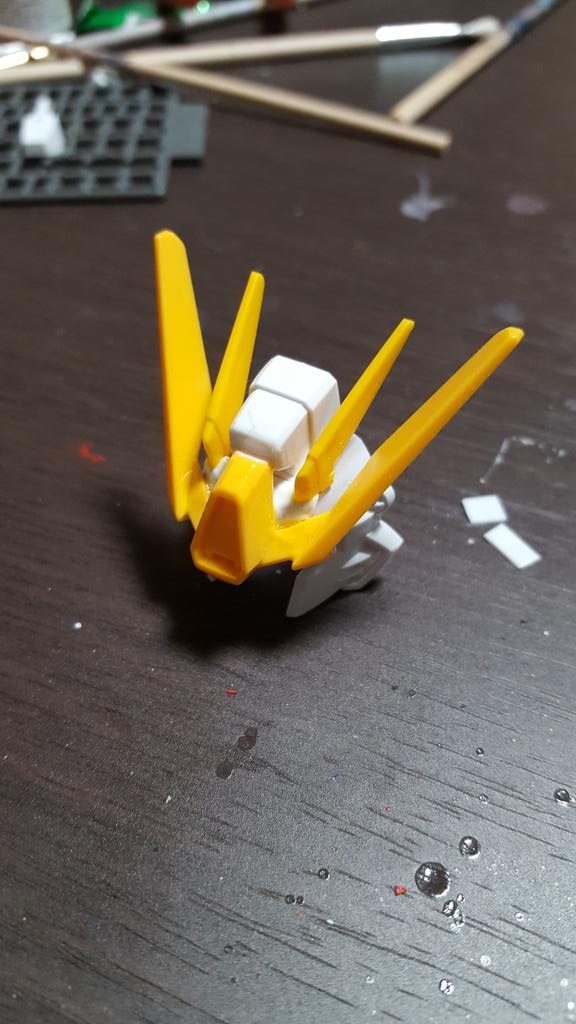 頭部:フリーダムベース。白いアンテナをカットして土台に使い、その上にシスクードのアンテナを貼り付け