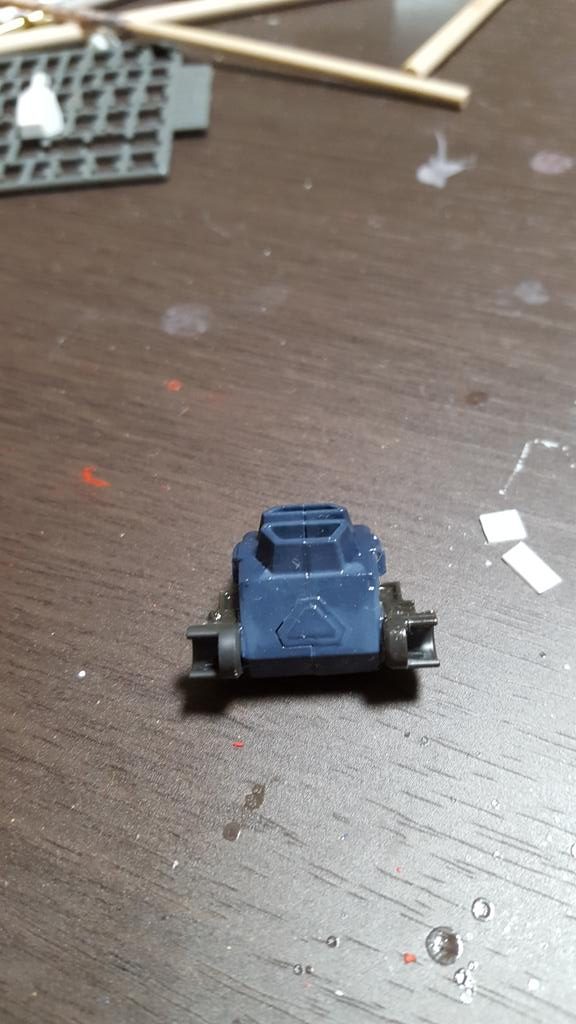 バックパック:フリーダムの接続部を切り取り、シスクードの羽根取り付け基部を一部カットして接着しました