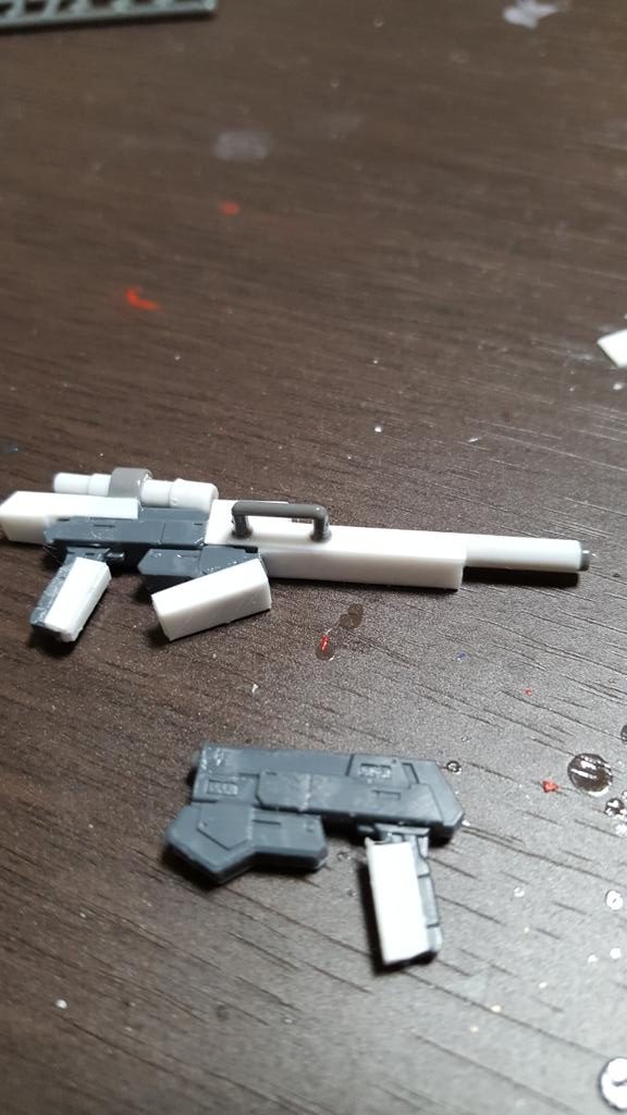 ライフル:ばら売りされていた「HGケルディムサーガ(だったと思う)」のピストルを使用。右手用は持ち手にプラ板貼って保持力をUP、左手用はそのうえでプラ板の積層やライナーの一部つかってライフル化