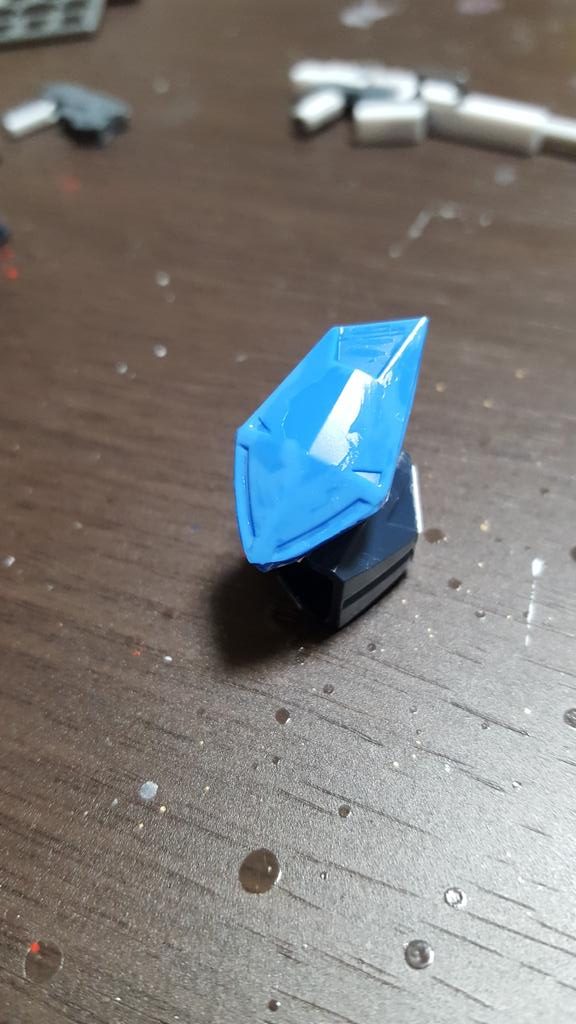 左腕:側面に取り付けたのは、フリーダムの羽根の一部パーツ。小型シールドみたいな感じに