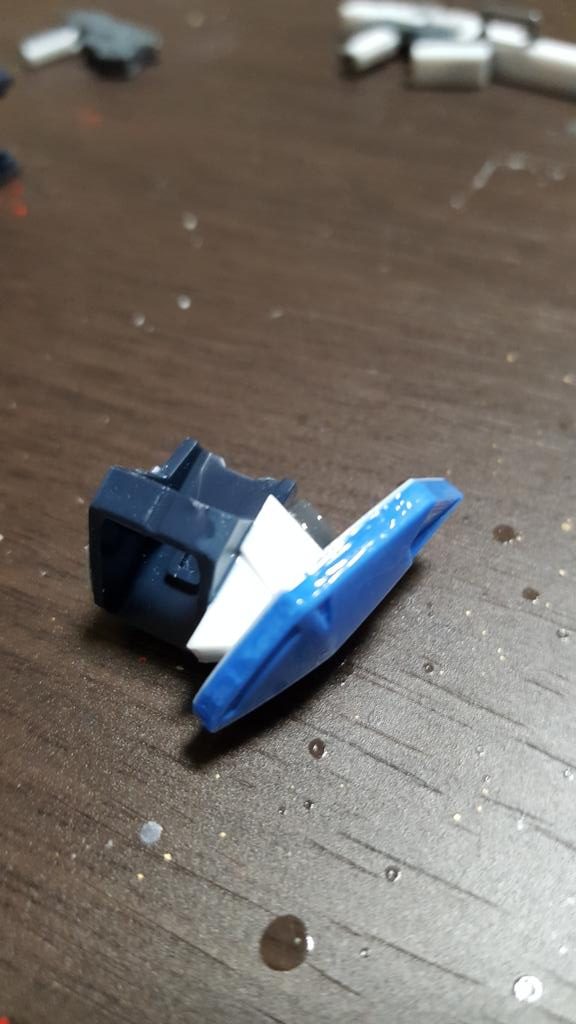 裏面はこんな感じにプラ板を積層にしております。これにもビームサーベルが収納されている設定です