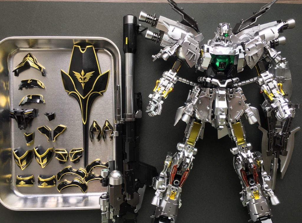 内部フレームとエングレービングです、
基本的にこの製作にはサフは吹かずmrカラーの光沢ブラック立ち上げにしてその上からガイアのスターブライトシルバー、スターブライトブラス、スターブライトアイアンを重ねてます！
サイコフレームやカメラアイに関してはスターブライトシルバーの上にmr.カラーのクリアグリーンを吹いてます、
エングレービングに関しては光沢ブラック→スターブライトブラス→エナメルブラックの順に吹いてゴールド部を溶剤で拭き取る手法です😊(シールドのみ付属のステッカーでマスキングしてます)