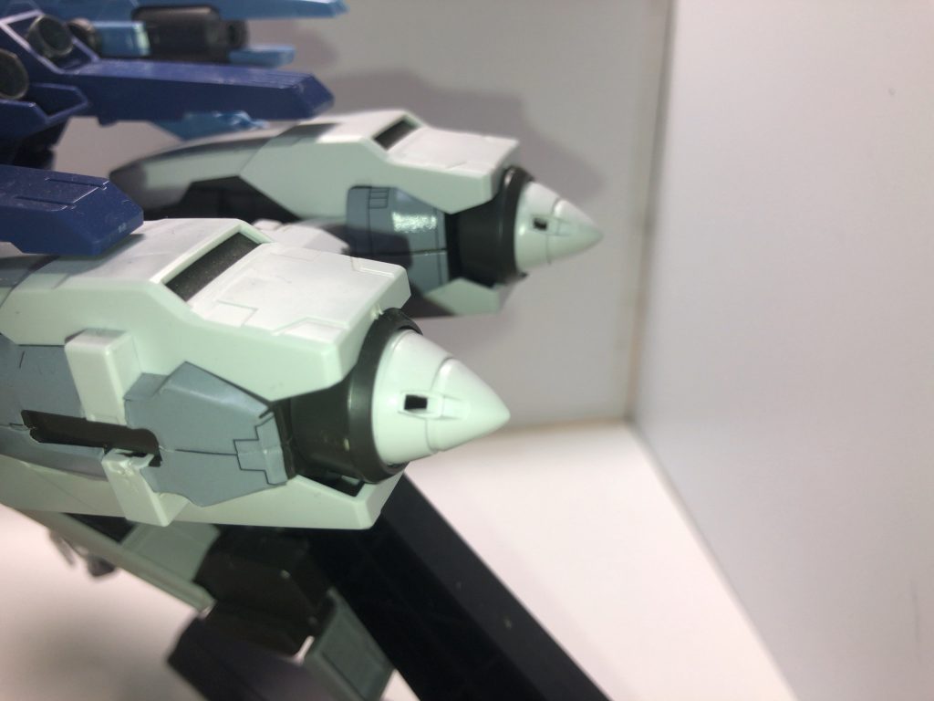 第三換装「フェアニッヒトゥング」
この装備は「殲滅」がテーマで、艦隊戦や要塞攻略などで使われる装備である
この装備もアンゲロスの機体特性を活かしており、生成された余剰エネルギーをフェアニッヒトゥングの動力源であるGNドライブに使うことで戦況を左右することが出来る
このGNドライブはオリジナルのものでありながら、GNステルスフィールドを展開可能 余剰エネルギーの恩恵もあり、スローネドライより展開域が広い
「フェアニッヒトゥング」はドイツ語で「殲滅」を意味する