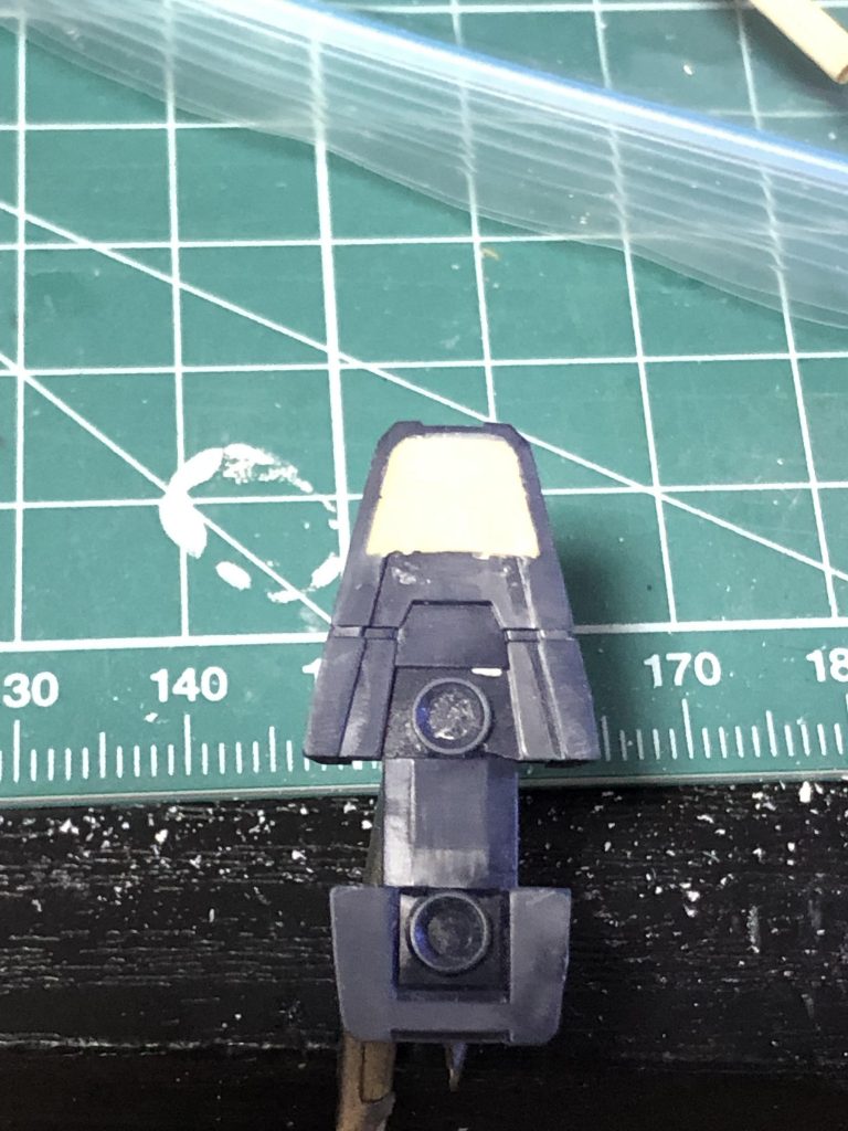 写らなかった足裏も気になったのでエポキシパテで埋めてみています。