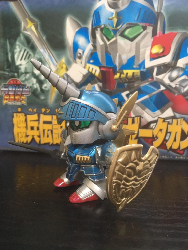 全体的にシルバーを基調にマスキングしながら青と赤部分塗装してます