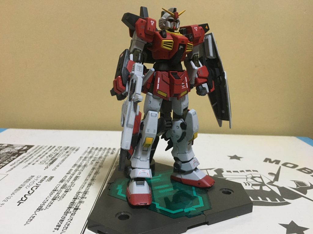 上記の写真は追加装備非搭載状態
頭部から入手した情報を基にBD-3に近い見た目になっている部分もありつつMk-Ⅱのパーツも使っている。
バックパックも基の形をベースとして新造しており、試作段階の汎用武装換装システム《ヴァリアブル・ハードポイント・システム(VHS)》用のアームが3つ搭載されている(パワードアームズパワーダーの関節パーツをつけてます)
これは様々な追加武装を着け外しできるものでこれに対応した装備や戦闘中に拾った装備もマウント可能になっておりパイロットの技術にもよるが継戦能力の向上、様々な戦場への対応力を高めている